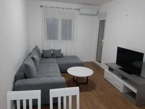 Izdavanje, jednosoban stan, 45m², Pobrežje, Podgorica