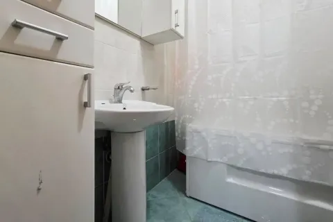Manje kupatilo sa umivaonikom i kadom sa zavesom. - image 5