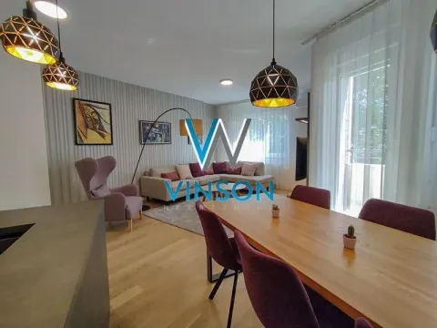 Dnevna soba sa trpezarijom i modernim nameštajem. - image 11