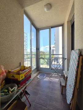 Zastakljeni balkon sa pločicama na podu i pogledom na okolinu. - image 13