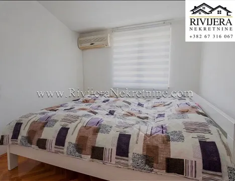 Spavaća soba sa bračnim krevetom i klima uređajem. - image 4