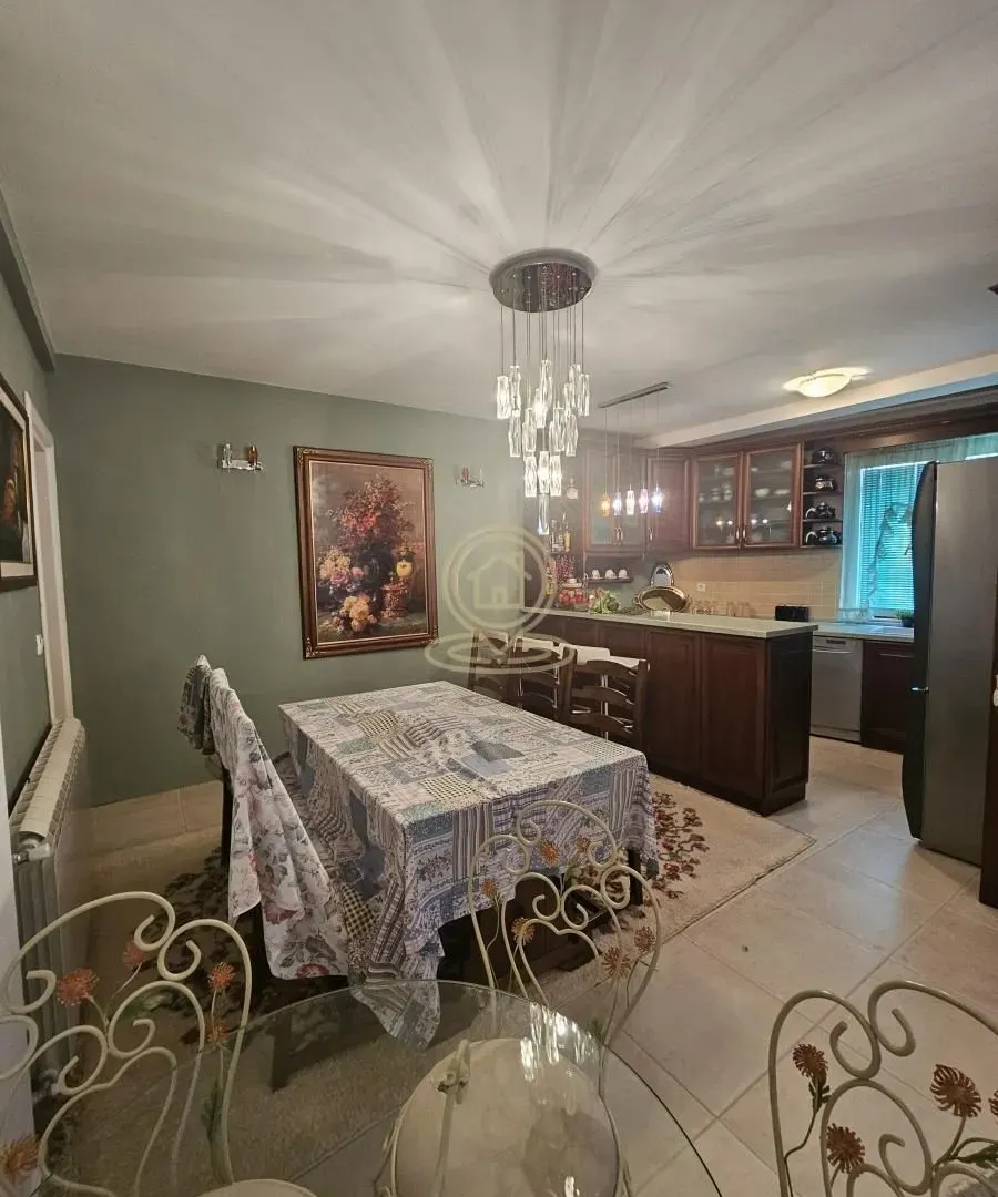 Prodaja, trosoban stan, 130m², Centar, Kragujevac