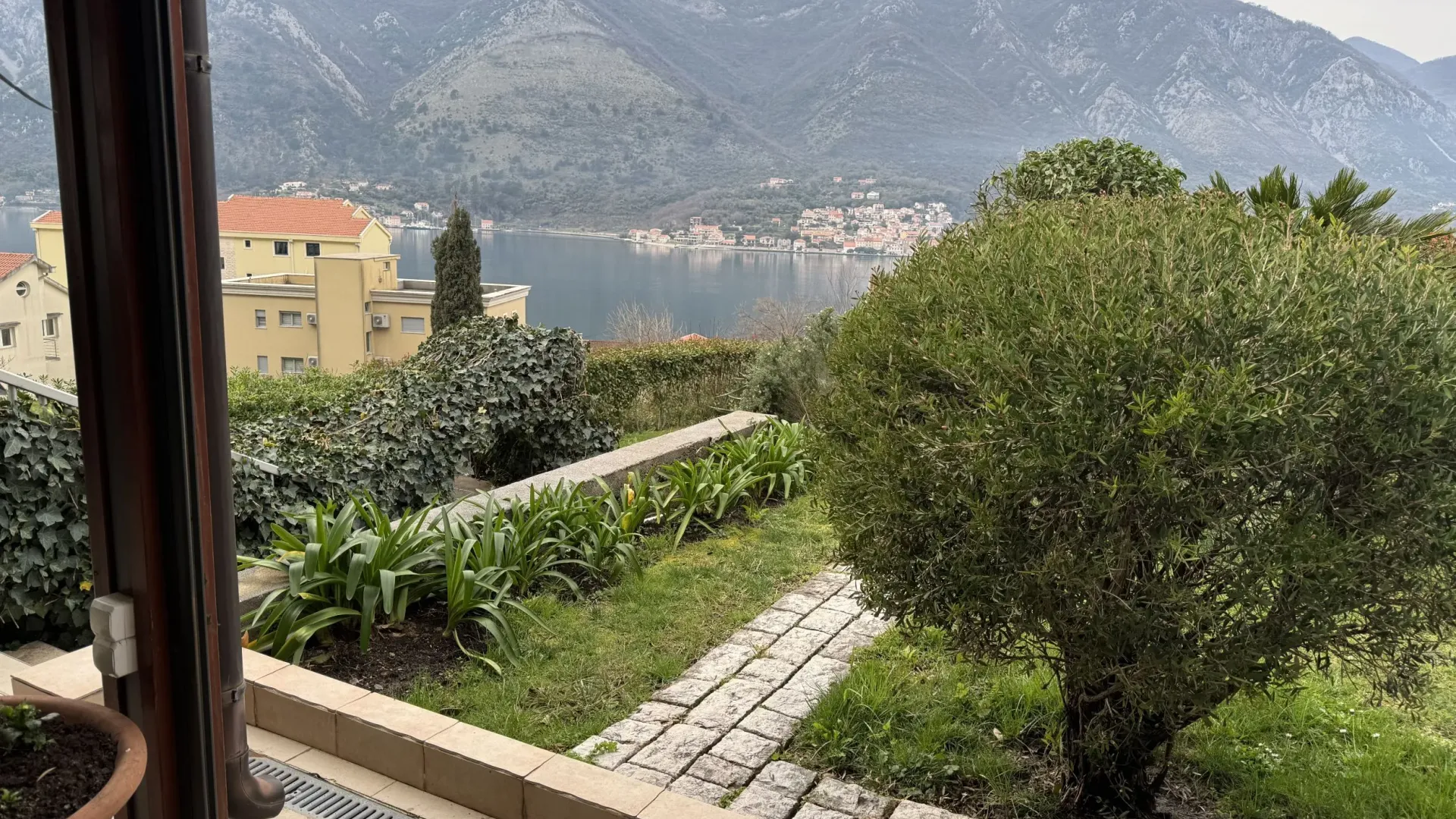 Prodaja, dvosoban stan, 74m², Dobrota, Kotor