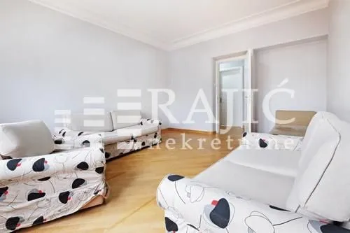 Living room with a seating set and parquet flooring.
