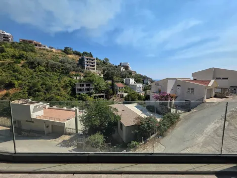 Pogled na okolno naselje i brda sa terase. - image 11