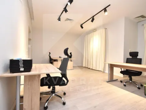 Izdavanje, poslovni prostor, 55m², Centar, Podgorica - image 8