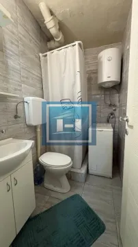 Manje kupatilo obloženo keramičkim pločicama sa tuš kabinom i veš mašinom. - image 13