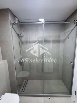 Kupatilo sa tuš kabinom od stakla i modernim pločicama. - image 10