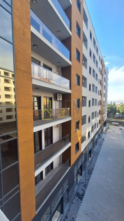 Pogled na spoljašnost i balkone modernog stambenog zgrade.