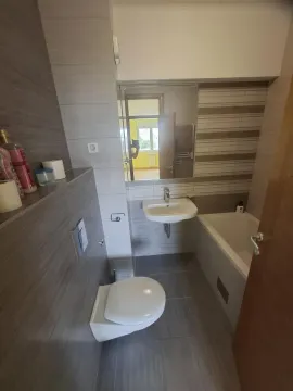 Kupatilo sa kadom, umivaonikom i toaletnom šoljom. - image 9