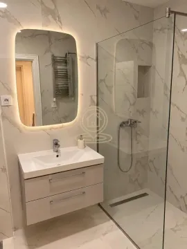 Moderno opremljeno kupatilo sa umivaonikom i tuš kabinom. - image 4