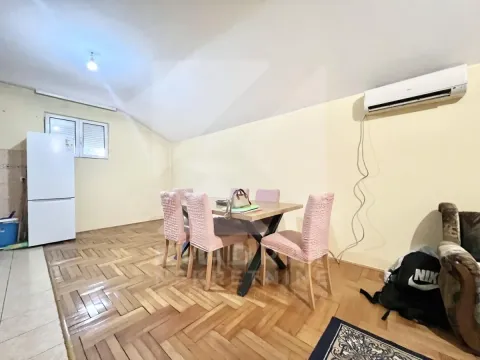 Trpezarija sa stolom, stolicama i frižiderom u sklopu dnevnog boravka. - image 4