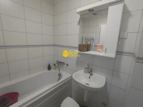 Manje kupatilo sa kadom, umivaonikom i ogledalom sa ormarićem. - image 9