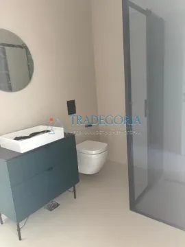 Savremeno opremljeno kupatilo sa umivaonikom, WC šoljom i tuš kabinom. - image 5