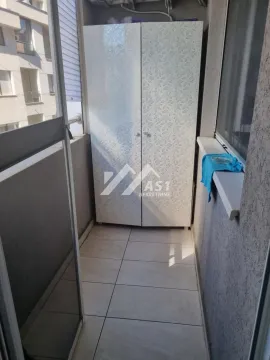 Zastakljeni balkon sa ormanom i popločanim podom. - image 10
