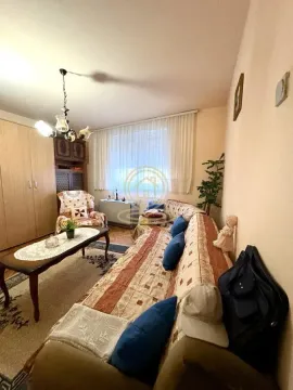 Dnevna soba sa garniturom za sedenje, stočićem i ormarom. - image 6