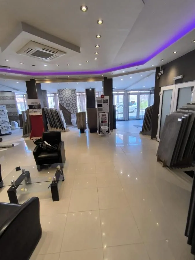 Izdavanje, poslovni prostor, 240m², Čukarica, Beograd