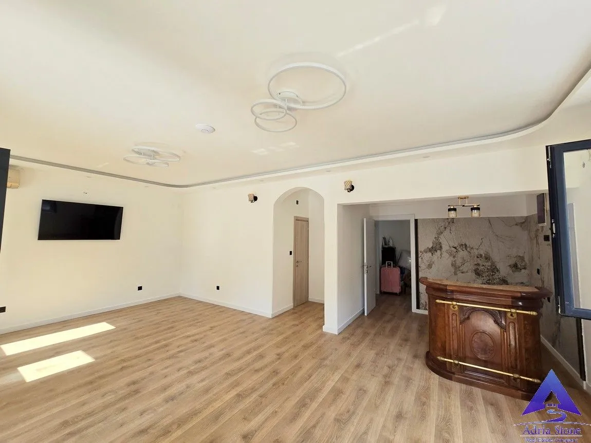 Rent, hospitality venue, 440m², Adok, Budva