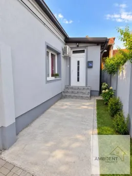 Ulaz u kuću sa popločanim dvorištem i zelenilom. - image 9