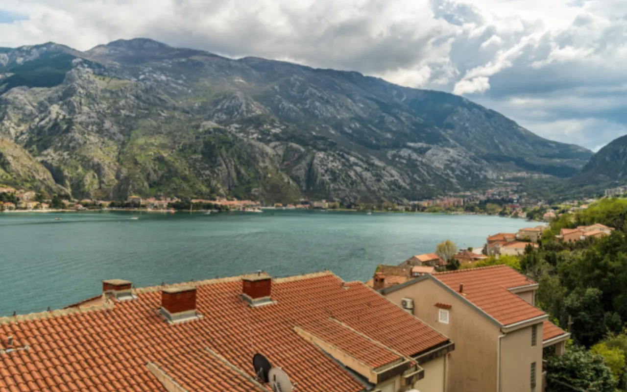 Pogled na zaliv i planine sa krova kuće.
