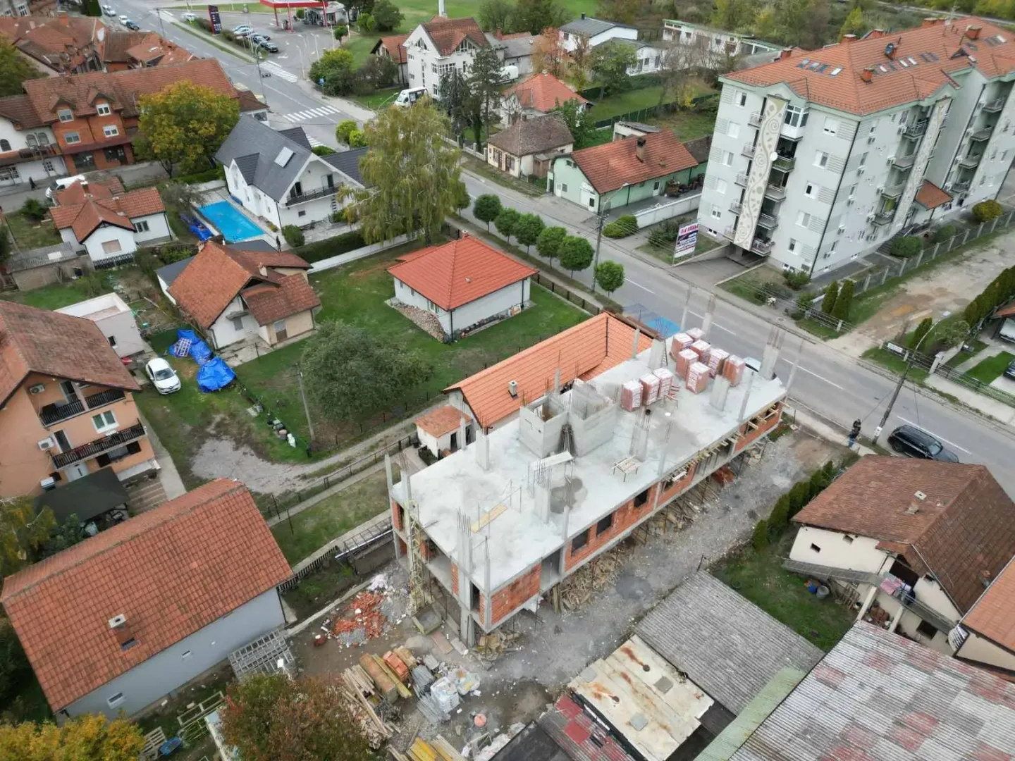 Pogled iz vazduha na gradilište i okolno naselje.