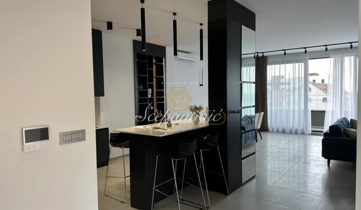 Izdavanje, četvorosoban stan, 164m², Mišeluk, Petrovaradin
