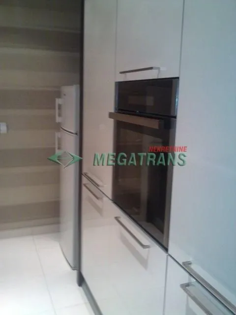 Izdavanje, dvosoban stan, 74m², Centar, Novi Sad