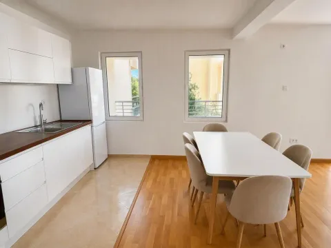Rent, two bedroom apartment, 105m², Petrovac, Budva - image 5