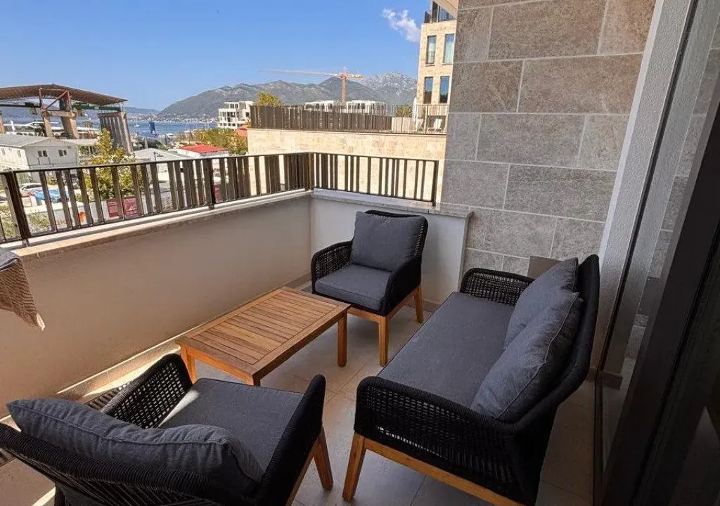 Izdavanje, trosoban stan, 110m², Porto Montenegro, Tivat