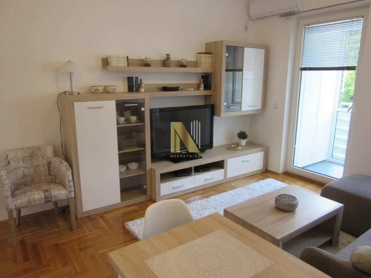 Izdavanje, dvosoban stan, 38m², Novi Sad, Srbija