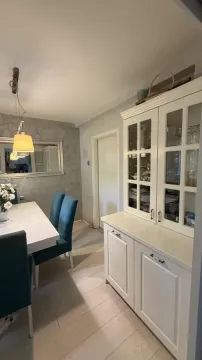 Trpezarija sa trpezarijskim stolom, plavim stolicama i belom vitrinom. - image 3