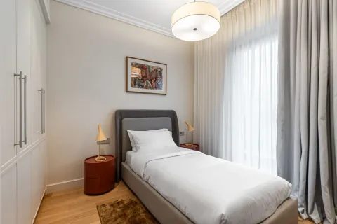 Moderna spavaća soba sa krevetom za jednu osobu, garderoberom i noćnim stočićima. - image 26