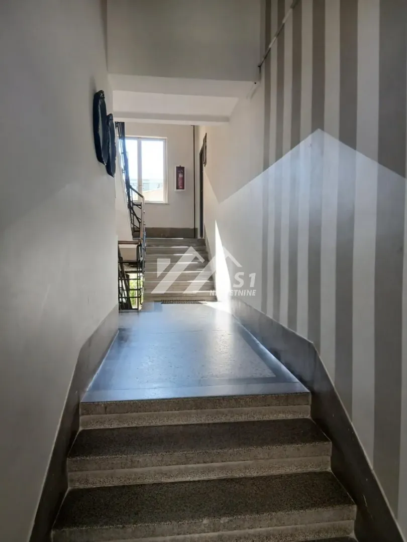 Izdavanje, trosoban stan, 61m², Centar, Novi Sad