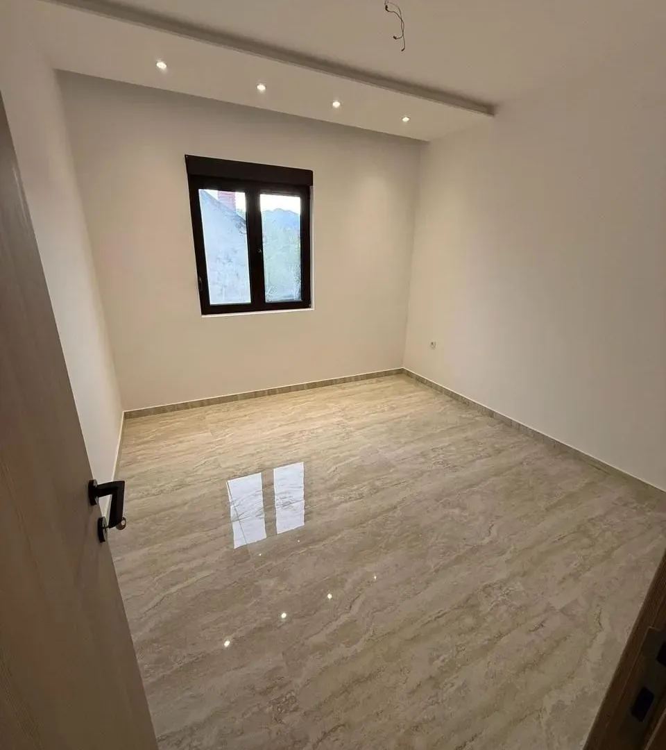 Prodaja, trosoban stan, 78m², Centar, Tivat