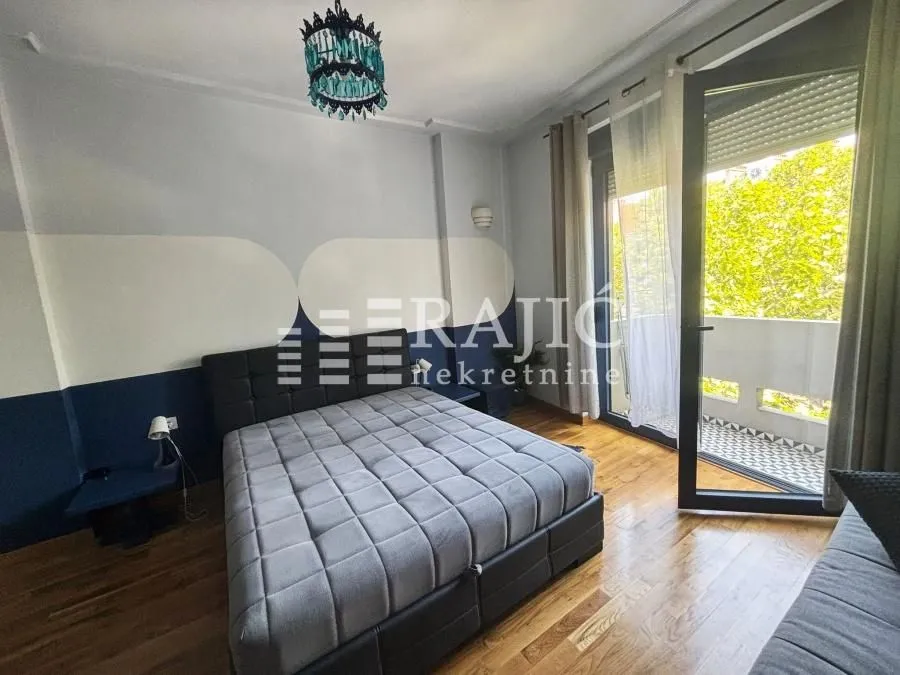 Furnished bedroom with a double bed and access to the terrace.