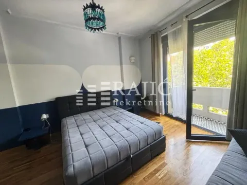 Furnished bedroom with a double bed and access to the terrace. - image 7