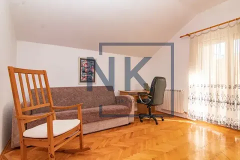 Dnevna soba sa kaučem, foteljom i radnim stolom. - image 5