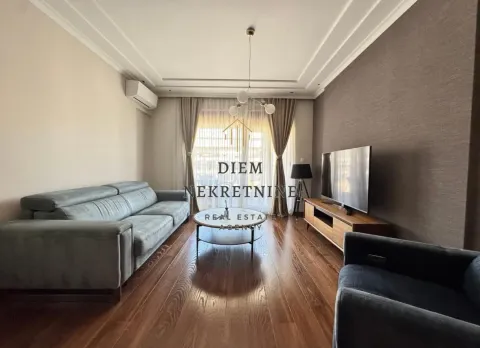Uređena dnevna soba sa garniturom i televizorom. - image 2