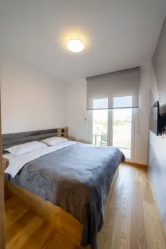 Moderna spavaća soba sa bračnim krevetom i izlazom na terasu. - image 11