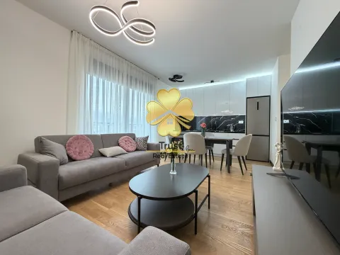 Moderan dnevni boravak povezan sa trpezarijom i kuhinjom. - image 2