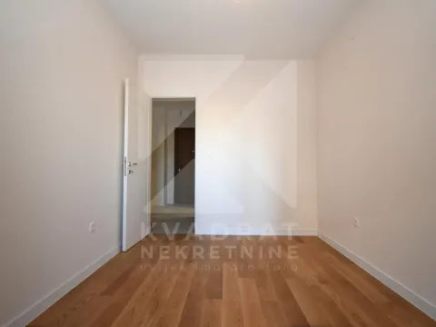 Prazna soba sa drvenim podom i otvorenim vratima. - image 6