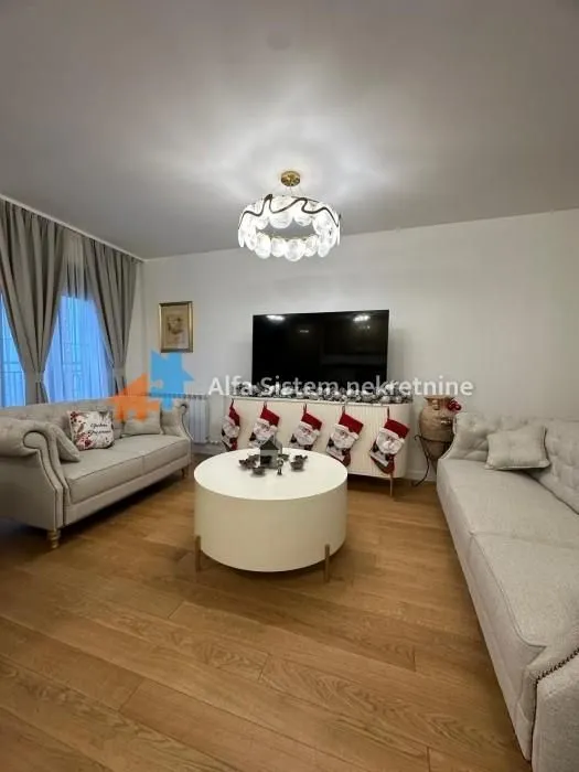 Izdavanje, trosoban stan, 90m², Čubura, Beograd