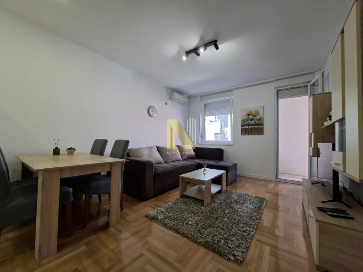 Izdavanje, dvosoban stan, 49m², Centar, Novi Sad
