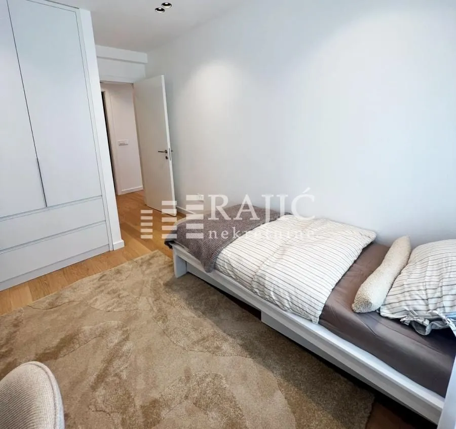 Smaller bedroom with a bed and a built-in wardrobe.