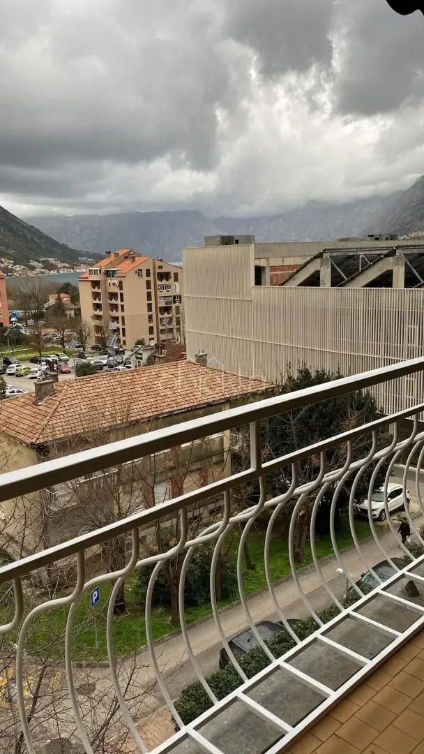 Pogled sa balkona na okolne zgrade, planine i dio zaliva.