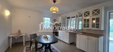 Bela kuhinja sa trpezarijskim stolom i stolicama. - image 9