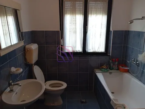 Kupatilo opremljeno tuš kabinom, umivaonikom i WC šoljom. - image 9