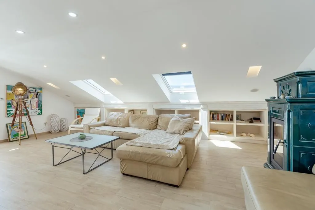 Izdavanje, trosoban stan, 200m², Herceg Novi, Crna Gora