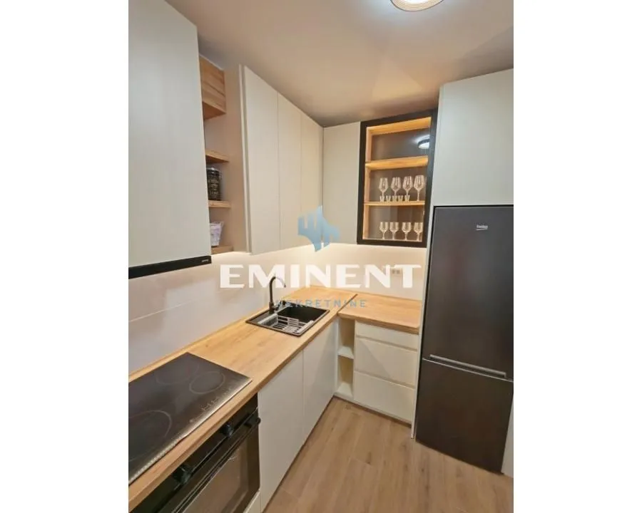 Izdavanje, trosoban stan, 77m², Savski Venac, Beograd