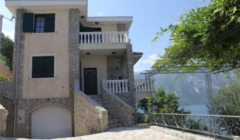 Spoljašnji izgled višespratne kuće sa kamenim detaljima, garažom i balkonom. - image 6